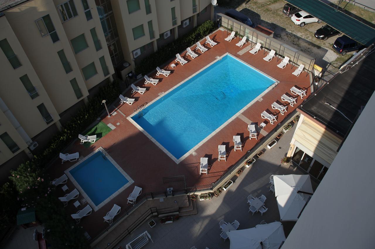 Hotel Plaza Лідо-дельї-Естензі Екстер'єр фото