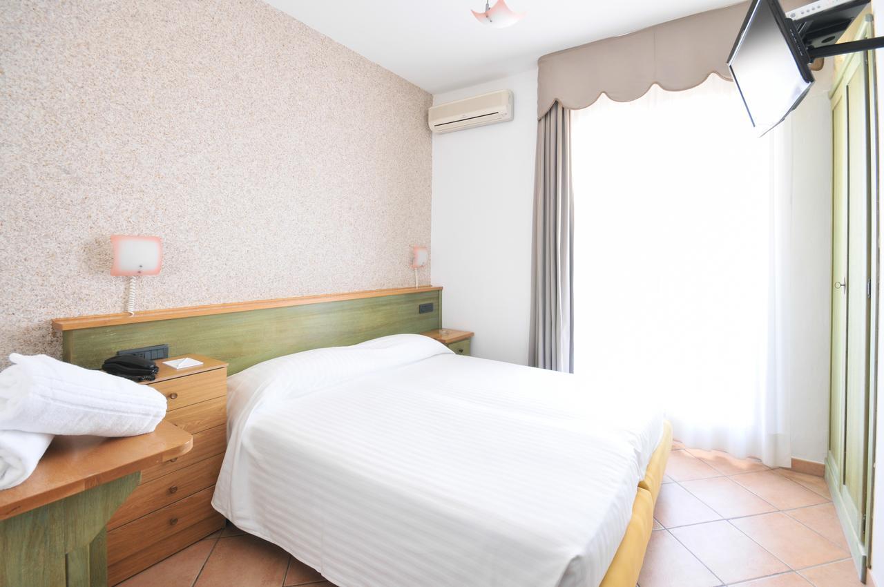 Hotel Plaza Лідо-дельї-Естензі Екстер'єр фото