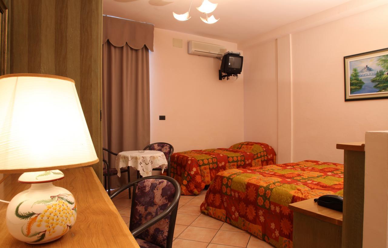 Hotel Plaza Лідо-дельї-Естензі Екстер'єр фото