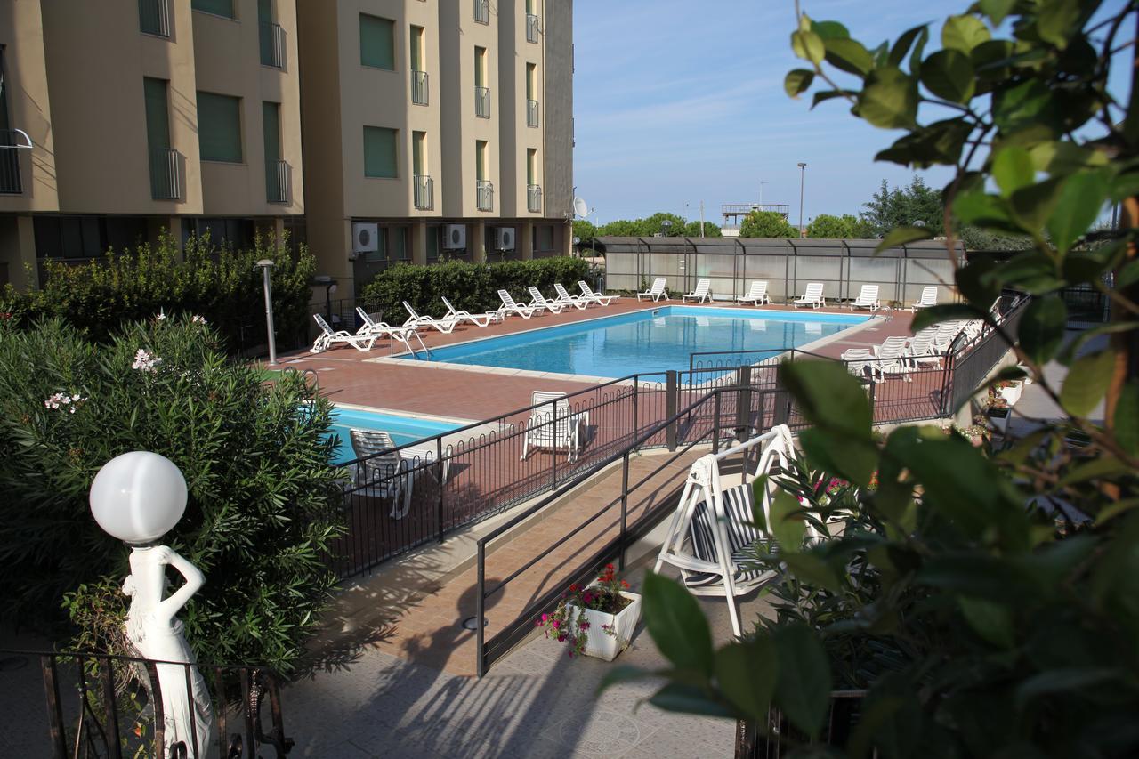 Hotel Plaza Лідо-дельї-Естензі Екстер'єр фото