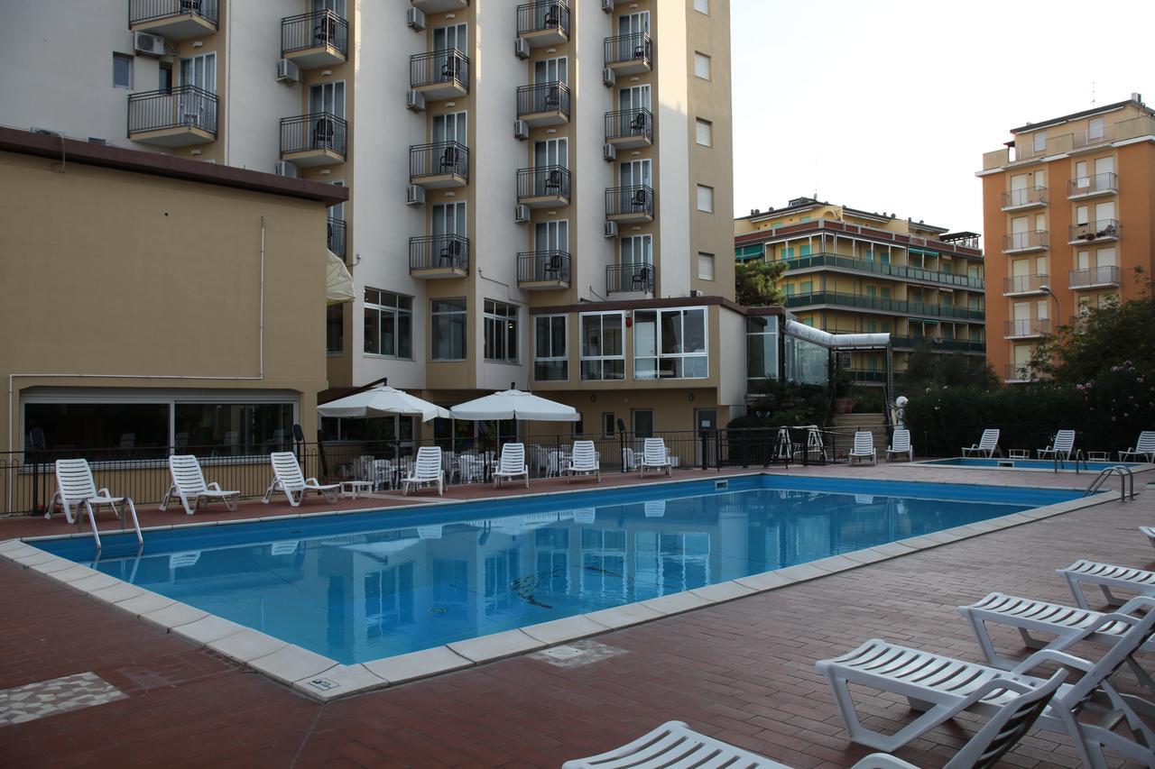 Hotel Plaza Лідо-дельї-Естензі Екстер'єр фото