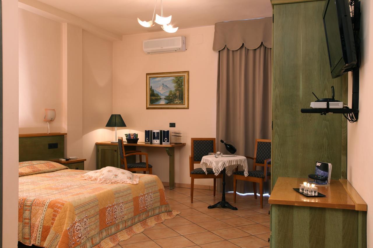 Hotel Plaza Лідо-дельї-Естензі Екстер'єр фото